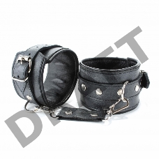 Черные кожаные наручники с металлическими клепками