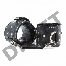 Чёрные кожаные оковы с крупной строчкой