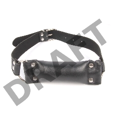 Черный кляп-трензель на кольцах и регулируемом ремешке