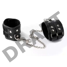 Черные кожаные оковы на длинной цепочке