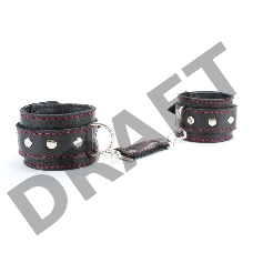 Черные наручники из натуральной кожи с красной строчкой