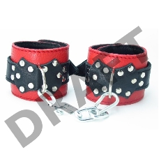 Красные наручники с чёрными проклёпанными ремешками с пряжкой