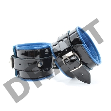 Чёрные лаковые наручники с синим подкладом